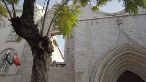 Gire-A-La-Derecha-Pasando-El-árbol-Frente-Al-Edificio-Con-La-Bandera-De-Portugal-Para-Revelar-La-Entrada-De-La-Iglesia