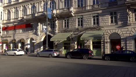Famous-storefronts-in-center-of-Vienna,-Austria-with-traffic