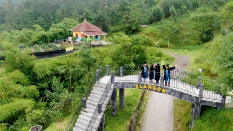 Vier-Frauen-Auf-Der-Brücke-Am-Klangon-Hügel-Am-Abschlusstag,-Yogyakarta-In-Indonesien