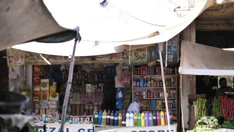 Lokaler-Straßenladen,-Der-An-Heißen,-Sonnigen-Tagen-Getränke-Auf-Dem-Saddar-Basar-In-Karachi-Unter-Plane-Verkauft