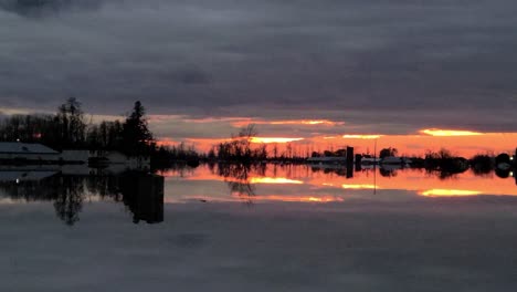 Spiegelreflexion-Sonnenuntergang-Künstlerischer-Hintergrund-Auf-Wassertank