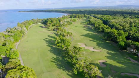 Atemberaubender-Grüner-Golfplatz-In-Der-Karibik-Direkt-Am-Meer