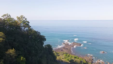 Atemberaubende-Tropische-Küste-Bei-Der-Küstenstadt-Jaco-An-Der-Zentralen-Pazifikküste-Von-Costa-Rica