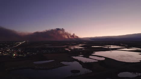 Drohne-Luftaufnahme-Von-Marshall-Fire-In-Boulder-County,-Colorado-Wildfire-Rauch-Zur-Abendzeit