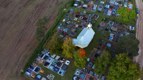Kapelle-Auf-Einem-Friedhof-In-Litauen-Im-Sommer