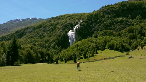 Mann-Führt-Trekking-In-Den-Bergen-Mit-Wunderschönen-Wasserfällen-Im-Hintergrund-Durch