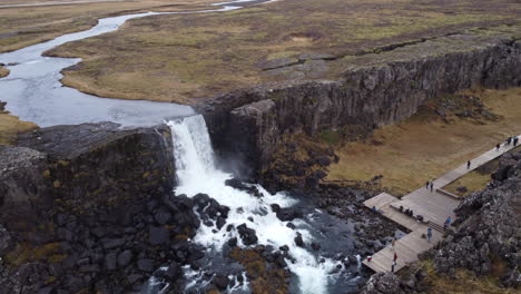 Oxarafoss-waterfall-in-Iceland,-with-tourists
