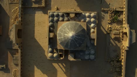 Luftaufnahmen-Mit-Blick-Auf-Das-Kuppeldach-Des-Grabes-Von-Isa-Khan-Tarkhan