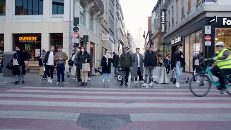 Eine-Multiethnische-Gruppe-Wartet-Und-überquert-Die-Straße-Auf-Dem-Fußgängerüberweg-In-Der-Rue-Neuve