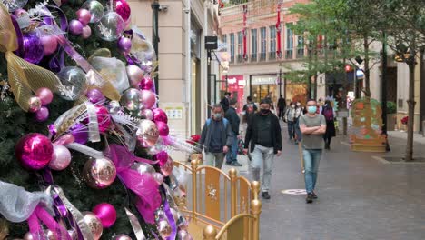 In-Hongkong-Machen-Menschen-Fotos-Von-Einem-Weihnachtsbaum,-Der-Mit-Verschiedenen-Glänzenden-Ornamenten-Wie-Bunten-Kugeln-Und-Schleifen-Geschmückt-Ist