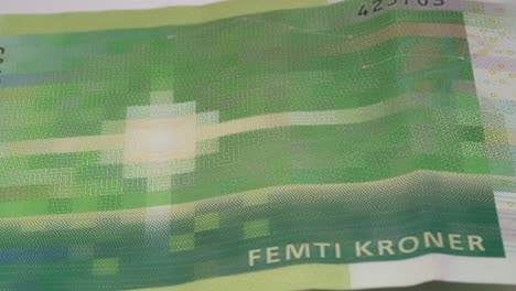 Norwegischer-50-Kronen-Schein-–-Nahaufnahme-Makro-Von-Rechts-Nach-Links-Mit-Detaillierter-Norwegischer-50-Kronen-Banknote