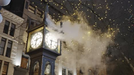 Gastown-Steam-clock,-Vancouver-in-Canada.-Low-angle