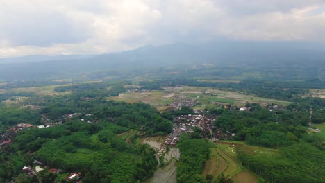 Grabag-Dorf-Mit-Bergen,-Die-In-Wolken-Gehüllt-Sind,-Indonesien