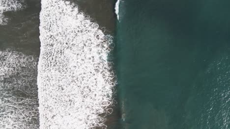 Aerial-View-of-Ocean-waves-going-into-shore-on-Dominical-Beach-in-Costa-Rica,-Static-Top-Down