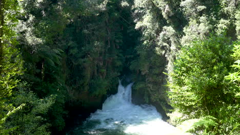 La-Famosa-Cascada-En-Rotorua,-Nueva-Zelanda,-A-Menudo-Utilizada-Por-El-Rafting-En-El-Río