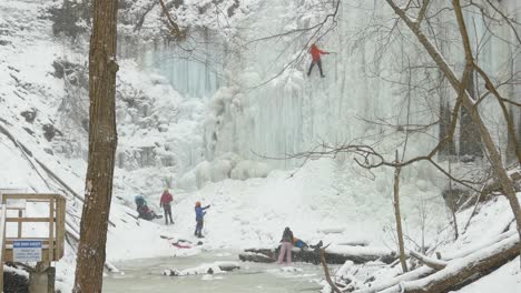 Eiskletterer-Genießen-In-Extremen-Wintern-Ihren-Aufstieg-Auf-Einen-Gefrorenen-Wasserfall