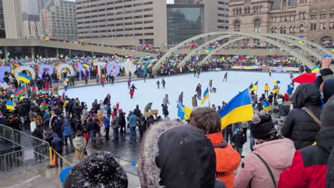 Partidarios-De-Ucrania-En-La-Plaza-Nathan-Phillips-En-Toronto,-Ontario,-Canadá-Protestando-Contra-La-Invasión-Rusa