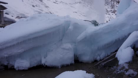 Gefrorener-Geysir,-Dampf-Steigt-über-Eiszapfen-In-Nagano,-Japan