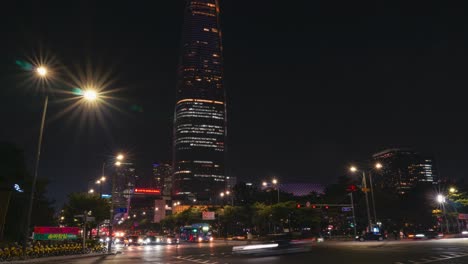 Lotte-World-Tower-Bei-Nacht-Mit-Viel-Verkehr-Auf-Der-Straßenkreuzung-In-Der-Innenstadt-Von-Seoul---Zeitraffer-Nach-Oben-Geneigt