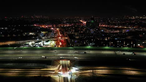Carreteras-De-La-Ciudad-Nocturna-De-Arriba-Hacia-Abajo-Con-Vista-Aérea-De-Conducción-De-Automóviles