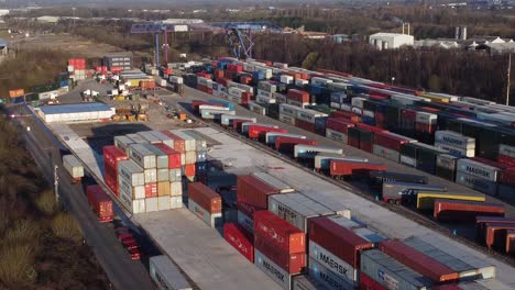 Schiffscontainer-Kranlift,-Der-Schwere-Fracht-Exportkistencontainer-In-Der-Werft-Entlädt.-Weitwinkelaufnahme,-Schwenk-Nach-Rechts