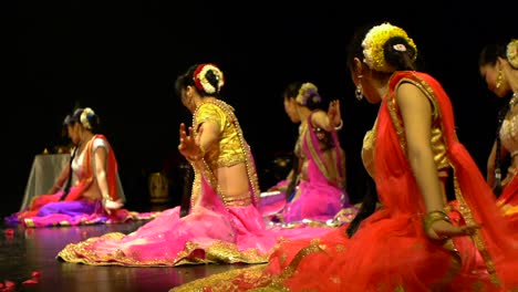 Asiatische-Frauen-Tragen-Traditionelle-Indische-Kostüme-Und-Führen-Bollywood-Tänze-In-Sitzender-Pose-Auf