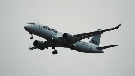 A-passenger-plane-against-the-pale-grey-sky