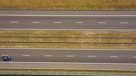 Verkehr-Von-Autos-Und-Lastwagen-Auf-Der-Autobahn-An-Sommertagen---Aufnahme-Von-Oben