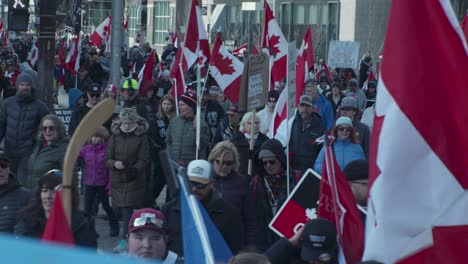 Menschenmenge-Marschiert-Auf-Der-Straße,-Nahaufnahme,-Calgary-Protest,-4.-März-2022