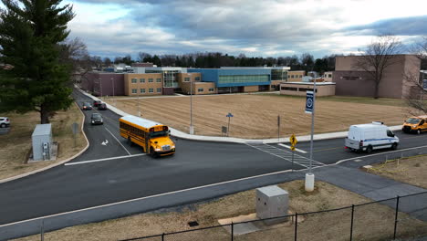 Autobús-Escolar-Amarillo-Y-Camioneta-En-El-Campus-De-Educación-Pública-Estadounidense