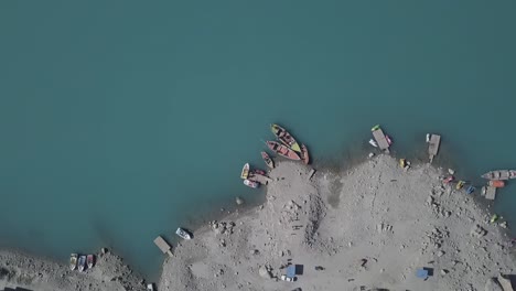 Luftaufnahmen-Aus-Der-Vogelperspektive-Von-Booten,-Die-Am-Ufer-Des-Attabad-Sees-Festgemacht-Haben