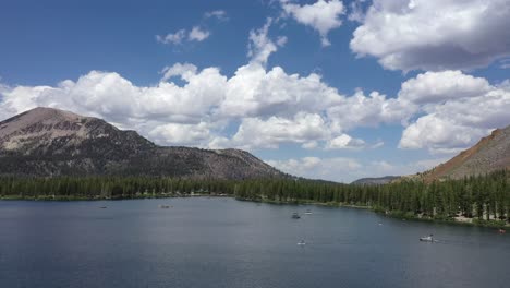 Naturlandschaft-Mit-Booten-Auf-Dem-Ruhigen-Wasser-Des-Lake-Tahoe-In-Kalifornien---Drohnenaufnahme-Aus-Der-Luft