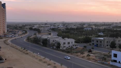 Bahria-Wohnsiedlung-Gegen-Sonnenuntergangshimmel-In-Karatschi