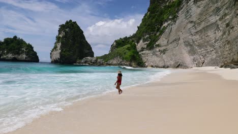 Mädchen-Spaziert-Am-Strand-Auf-Der-Insel-Nusa-Penida-In-Bali,-Indonesien