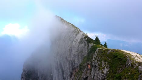 Steiler,-Nebelverhangener-Berg