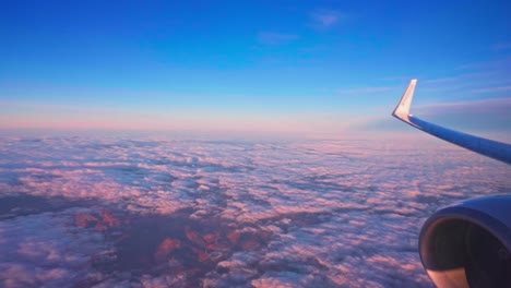 Blick-Aus-Dem-Flugzeugfenster-Auf-Reisen-über-Den-Wolken