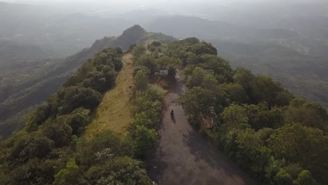 Luftaufnahme:-Motorradfahrer-Nähert-Sich-Einem-Bergaussichtspunkt-Im-Ländlichen-Indien