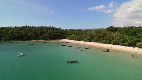 Schöne-Luftdrohne-Von-Booten,-Die-An-Einem-Sonnigen-Tag-In-Phuket,-Thailand,-Mit-Türkisblauem-Tropischem-Wasser-Am-Karon-Strand-Vor-Anker-Liegen