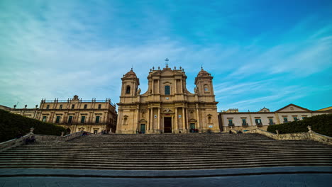 Tiro-Frontal-Bajo-De-La-Catedral-De-Noto-En-Sicilia,-Italia-Durante-El-Día-Con-Movimiento-De-Nubes-En-Timelapse