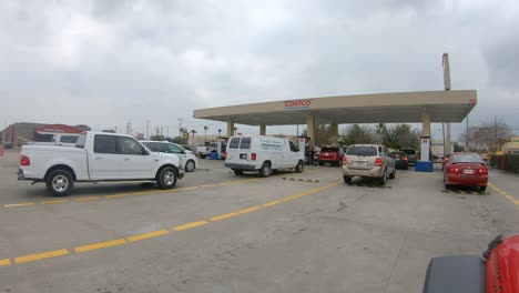 POV,-Während-Man-An-Der-Costco-Tankstelle-Für-Treibstoff-Ansteht