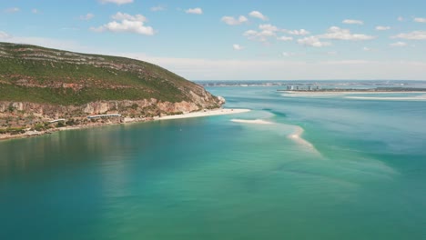 Luftaufnahme-Eines-Kristallklaren-Türkisfarbenen-Strandes-An-Der-Küste-Portugals