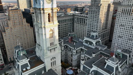 Die-Steigende-Luftaufnahme-Des-Rathauses-Von-Philadelphia-Zeigt-Die-Wolkenkratzer-Bürogebäude-In-Der-Innenstadt