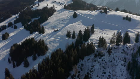 Luftaufnahmen-Von-Hütten-Auf-Dem-Schneebedeckten-Berg