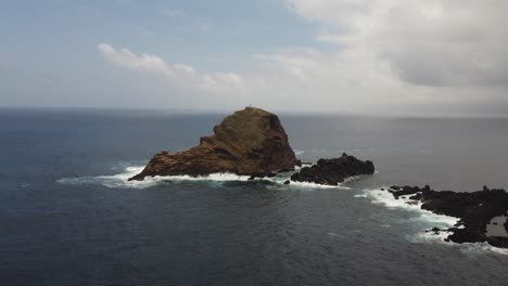 Cliffs-in-the-water-in-Madeira