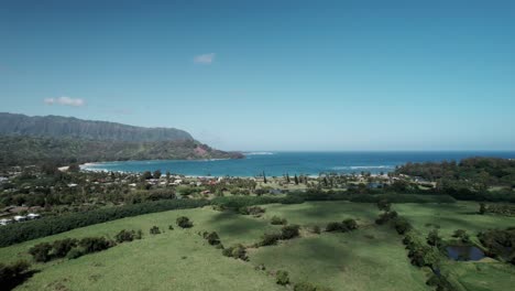 Montañas-Y-Playas-Tropicales,-Bahía-De-Hanalei-Y-Princeville,-Costa-Norte-De-Kauai,-Panorama-Aéreo