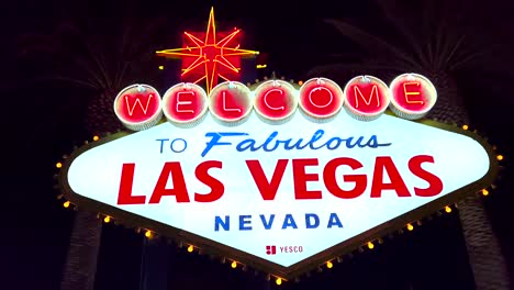 Welcome-to-Fabulous-Las-Vegas-sign,-on-the-strip,-Vegas-Nevada,-blinking-lights-at-night