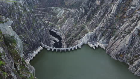 Impresionante-Hidro,-La-Represa-De-Aldeadavila-Es-Compartida-Entre-España-Y-Portugal