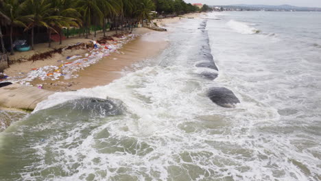 Wellenbrecherröhren,-Die-Am-Strand-Eingesetzt-Werden,-Um-Der-Küstenerosion-Entgegenzuwirken