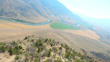 Drone-Fpv-Volando-A-Través-De-La-Pendiente-De-La-Colina-Del-Parque-Nacional-Hasta-La-Carretera