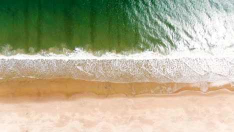 Tropische-Meereswellen-Treffen-Auf-Sandstrand-Mit-Sonnenreflexion,-Luftaufnahme-Von-Oben-Nach-Unten